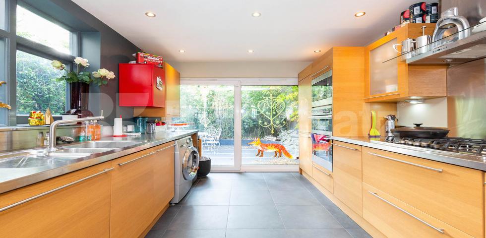 			FAMILYS ONLY, 4 Bedroom, 2 bath, 2 reception House			 Edison Road, Crouch End